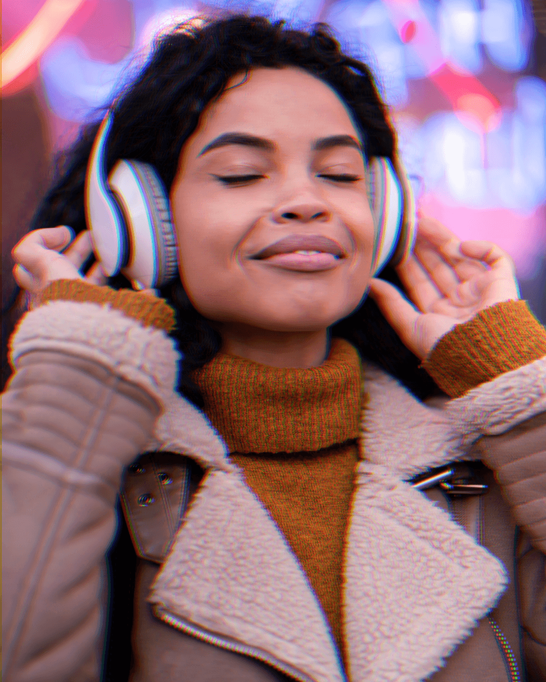 Mulher ouvindo música, representando play, com efeito de prisma