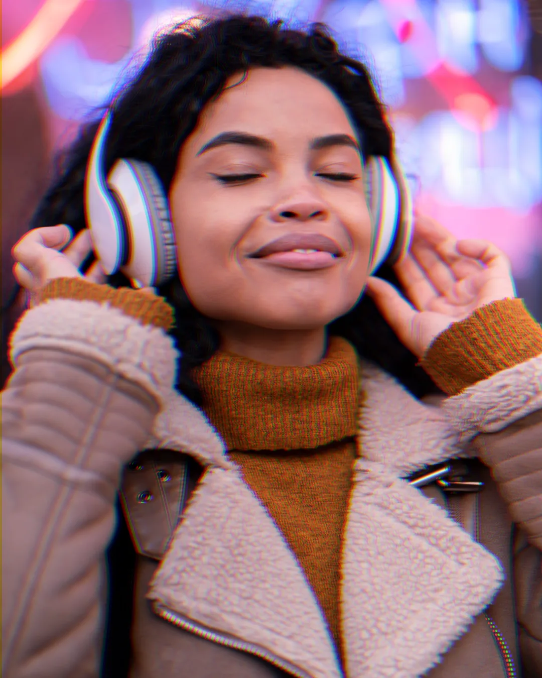 Mulher ouvindo música, representando play, com efeito de prisma