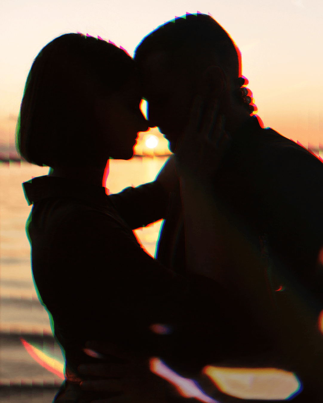 Sombra de um casal no pôr do sol, representando o amor, com filtro de prisma