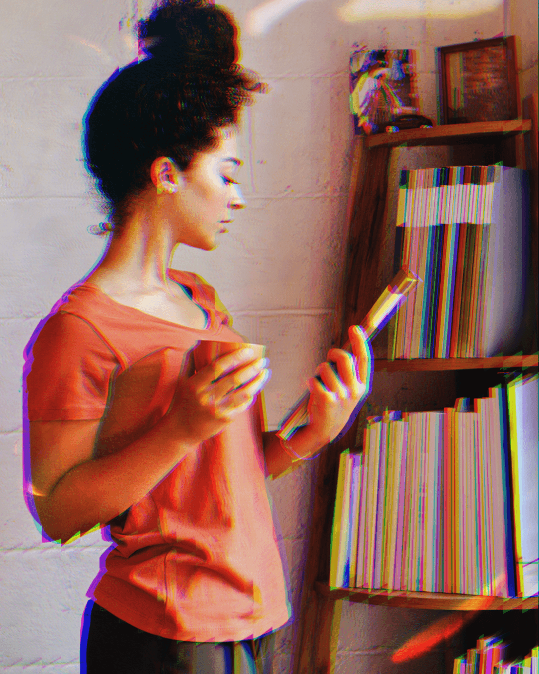 Mulher olhando para um livro, com filtro de prisma
