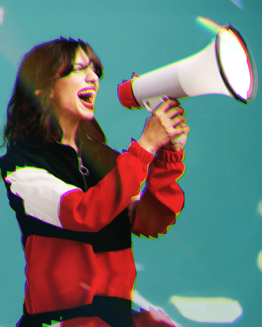 Mulher segurando megafone, simbolizando marketing, com filtro de prisma