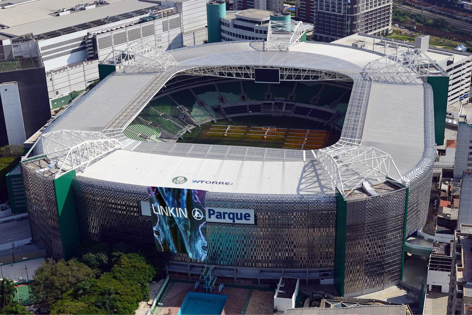 Estádio do Palmeiras com a faixa pra representar o Linkin "Parque"